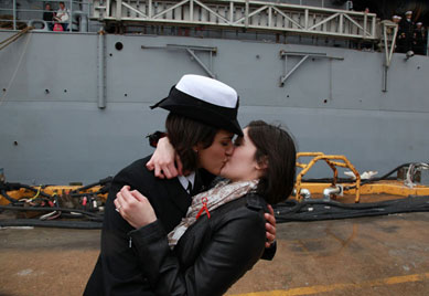 Beijo de oficiais lsbicas da Marinha americana marca direitos gays no pas.