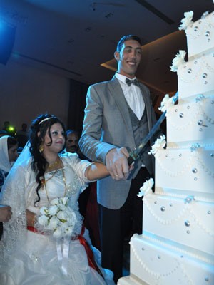 Homem mais alto do mundo se casa com sria