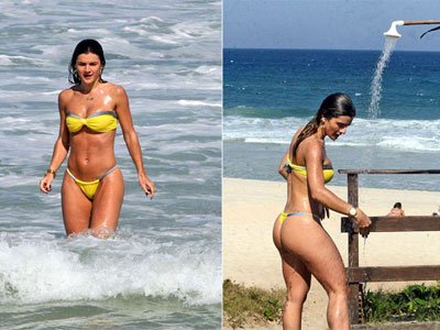Mirella Santos exibe corpo em praia carioca
