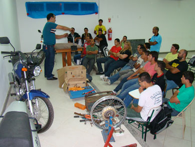 Comea aula prtica de mecnica de moto em Maratazes