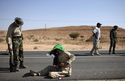 Partidrios de Kadhafi atacam refinaria e matam 12 rebeldes na Lbia
