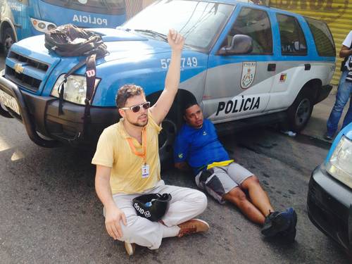 Reprter do GLOBO  preso por fotografar ao da polcia na desocupao da Favela da Telerj