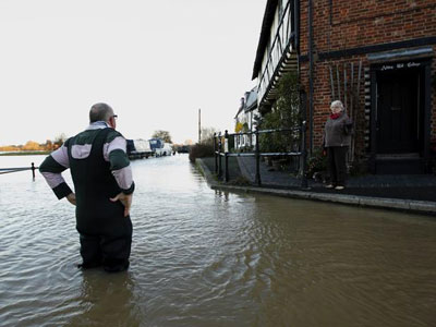 Tempestades no Reino Unido matam 2 pessoas e ameaam 70 mil casas  