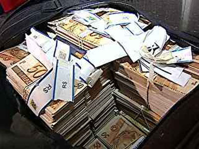 Polcia apreende mais de R$ 1 milho em notas falsas embaixo de cama