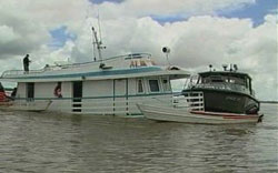 Barco que naufragou comea a ser retirado do Rio Amazonas