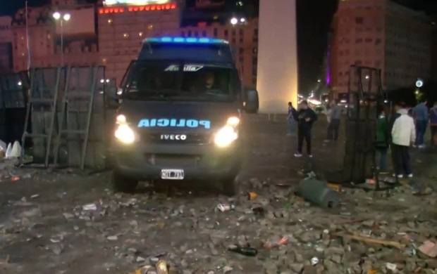 Vice da Argentina deixa rastro de destruio nas ruas de Buenos Aires