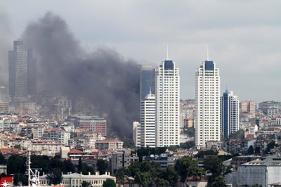 Incndio em prdio de 42 andares causa pnico na Turquia
