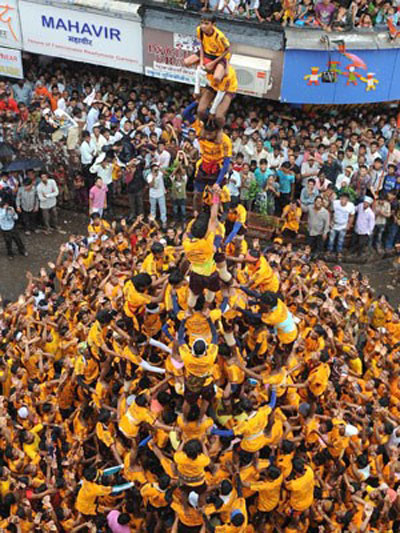 Hindus celebram o nascimento do deus Krishna