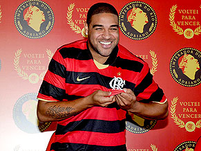 Arrepiado com camisa do Flamengo, Adriano vira 