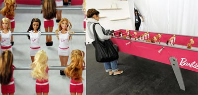 Mesa de pebolim com Barbies  exibida em Berlin