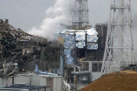 Fukushima: lanamento de gua por helicpteros no surtiu efeito