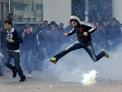Confrontos entre policias e manifestantes na Tunsia  