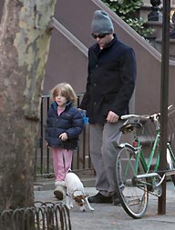 Matthew Broderick passeia com o filho e o cachorro em N Y.