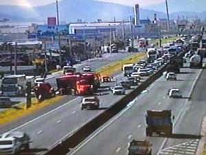 Motorista perde controle de carreta e invade BR-101 em Itaja