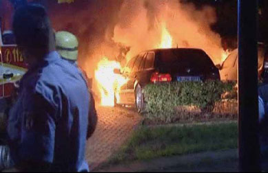 Polcia alem prende suspeito de incendiar 67 carros de luxo