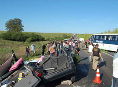 Acidente entre nibus e carro argentino mata cinco 
