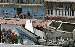 Avio cai sobre casa e mata quatro na Venezuela