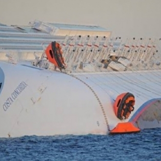 Operao faz Costa Concordia flutuar e navio poder ser rebocado