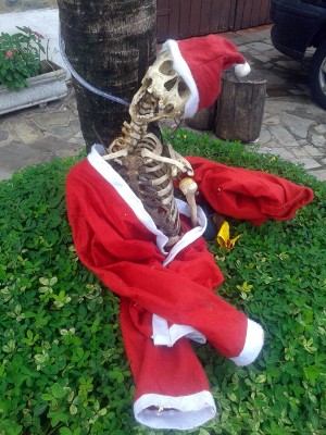 Esqueleto vestido de Papai Noel vira caso de polcia em Itu 