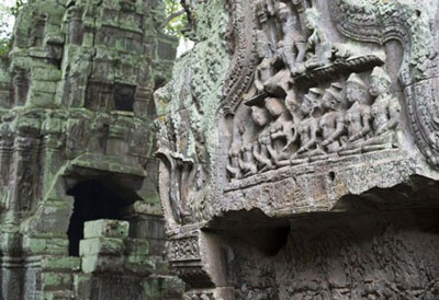 Chuvas revelam esttua com mais de 2 metros e 800 anos no Camboja
