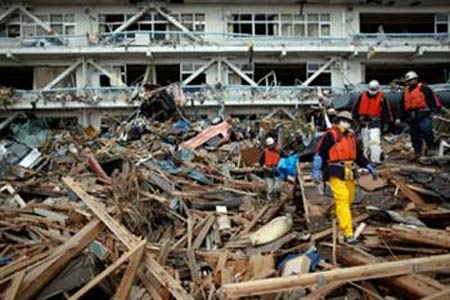 Gmeos encontrados nos escombros cinco dias aps o tsunami