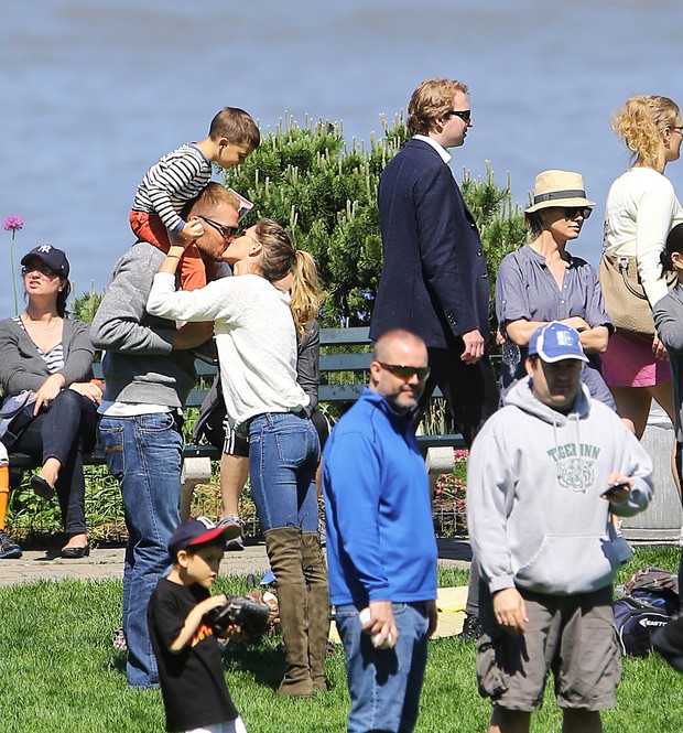 Gisele Bndchen vai ao parque com Tom Brady e filho