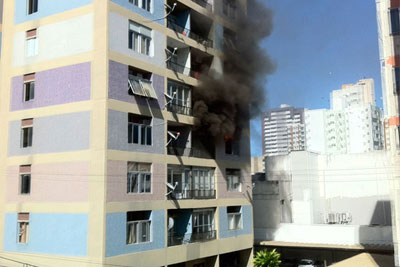 Apartamento pega fogo no bairro da Pituba, em Salvador