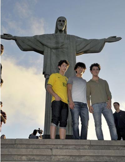 Jonas Brothers visitam o Cristo Redentor