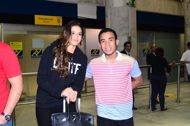 Bruna Marquezine desembarca em aeroporto do Rio e tira foto com fs