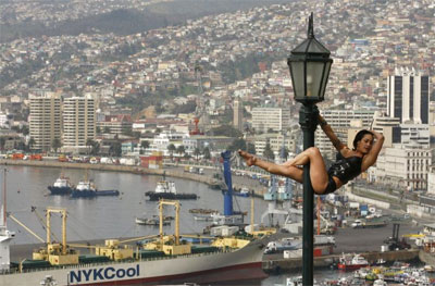 Chilena  presa por fazer stripteases no metr de Santiago