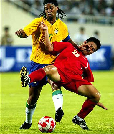 Com gols de Pato e Thiago Neves, Brasil vence Vietn 