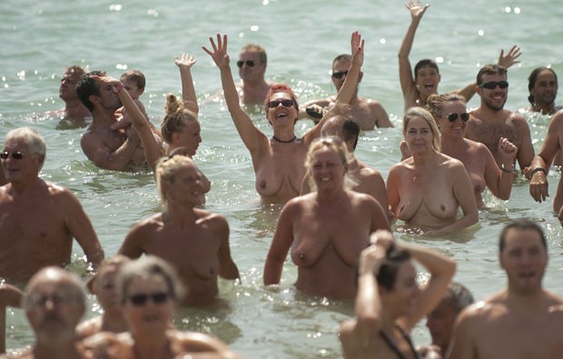 Banhistas tentam bater recorde de nudismo na Espanha