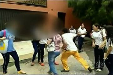Vdeo flagra pai de alunas agredindo colegas na porta da escola, em Gois