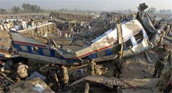Descarrilamento de trem no Paquisto mata 58 pessoas 