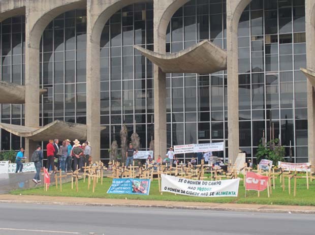 Agricultores bloqueiam entrada do Ministrio da Justia, em Braslia