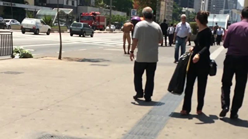 Homem  flagrado andando pelado pela Avenida Paulista