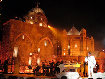 Roberto Carlos dana com Glria Maria em show em Jerusalm 