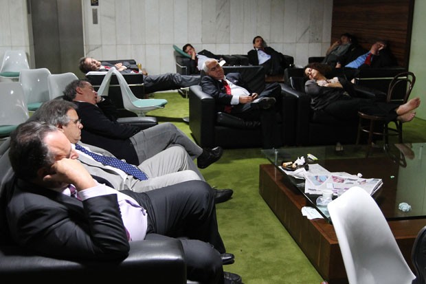 Parlamentares dormem do plenrio aps horas de sesso para votar MP