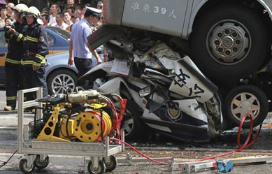 Acidente violento entre carro da polcia e nibus mata um na China