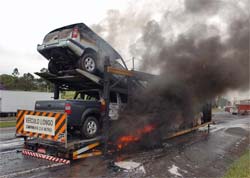 Caminho-cegonha e 11 carros pegam fogo em rodovia de SP