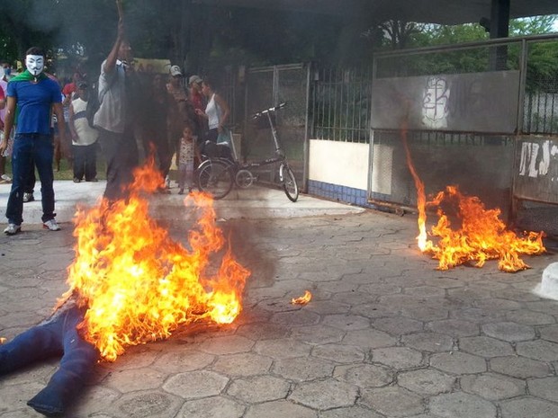 Boneco do prefeito de Aracaju  queimado por manifestantes