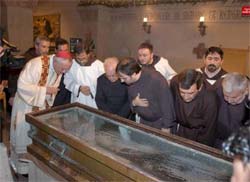 Corpo de Padre Pio  exumado para exibio pblica