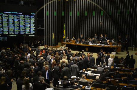 Parlamentares e ministros do STF recebero subsdio de R$ 33