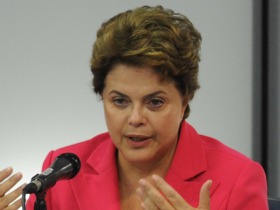 Aps quase trs horas com Dilma, Jobim deixa a Granja do Torto