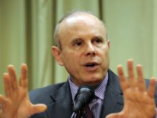 Mantega admite fazer ajustes nos gastos dos ministrios
