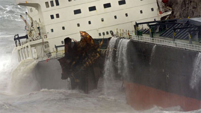 Tempestade provoca o naufrgio de dois cargueiros 