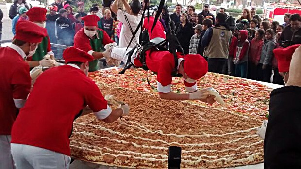 RS prepara pizza de mais de 3 m de dimetro e 120 kg e bate recorde