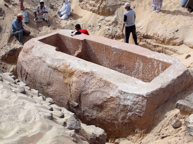 Arquelogos descobrem tumba de fara que reinou h 3.800 anos
