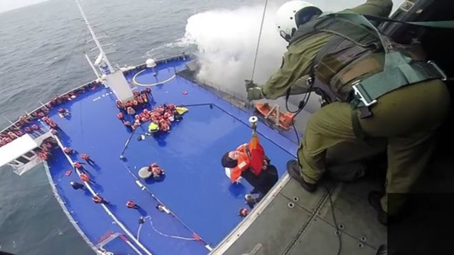 Passageiros de balsa na Grcia so resgatados