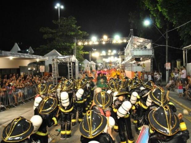 Escolas de samba de Paranagu desfilam dois meses aps carnaval